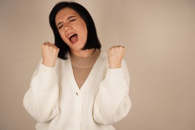 Yumruklarını sıkmak kararlılığını ve nefsi müdafaaya hazır olduğunu gösterir. Jest, insanın kararlılığını göstererek güç ve güven yayar. Güçlü bir cesaret ve hazırlık sembolüdür.