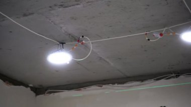 Sağlam bir lazer seviyesi, inşaat için gerekli, işlenmemiş beton bir tavana yerleştirilmiş, gitmeye hazır.