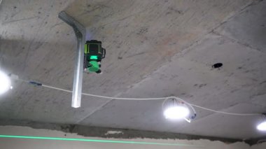 Tavandan gelen yeşil bir ışın lazer seviyesinin tam olarak hizalanmasına yardımcı olur.