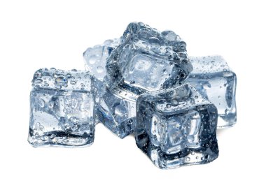 Beyaz arkaplanda buz küpleri