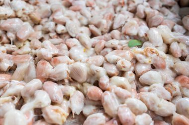 Tahta bir yüzeyde kakao çekirdeği ve kakao kabuğu..