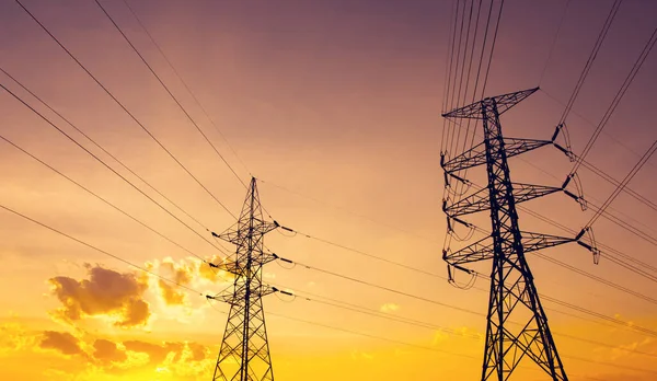 Yüksek voltajlı elektrik direğinin silueti