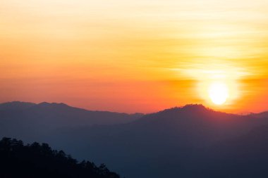 Bulutlu bir günde güneş doğuyor ve güneş batıyor..