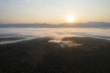 Bulutlu bir günde güneş doğuyor ve güneş batıyor..