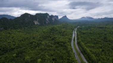 Dağ ile Sabah Buğusunun Üst Manzara Manzarası