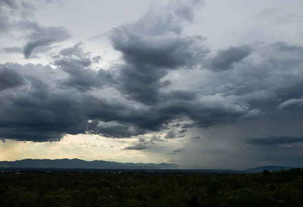 Viharfelhők Esővel Természet Környezet Sötét Hatalmas Felhő Fekete Viharos Felhő — Stock Fotó
