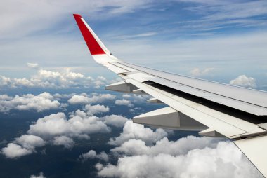 Akşam vakti gökyüzünü görmek için uçak penceresinden bak