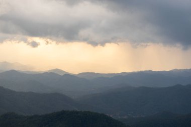 Sapan nan Tayland 'da Dağ Katmanı ile Sabah Buğusu Manzarası