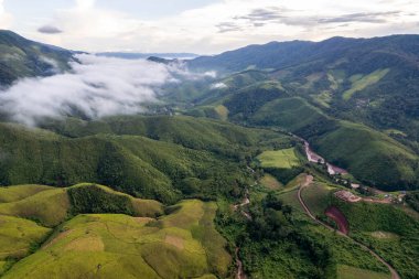 Sapan nan Tayland 'da Dağ Katmanı ile Sabah Buğusu Manzarası