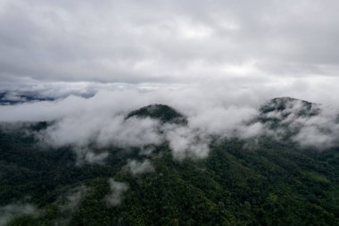 Dağ ile Sabah Buğusunun Üst Manzara Manzarası