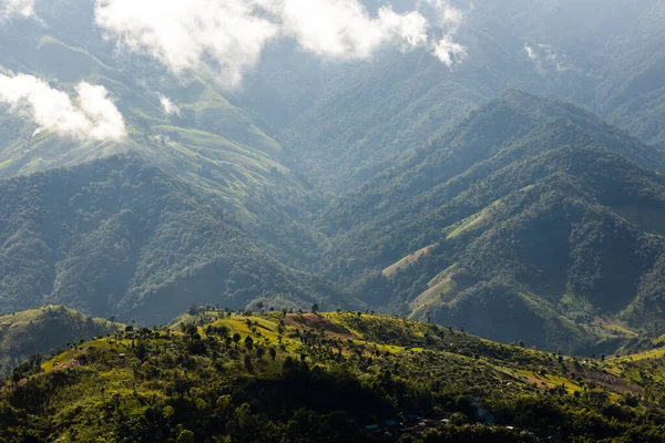 Tayland 'ın kuzeyindeki Dağ Katmanı ile Sabah Buğusu Manzarası. Kırsal orman ormanlarında dağ sırtı ve bulutlar