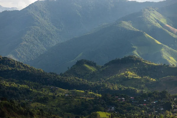 Tayland 'ın kuzeyindeki Dağ Katmanı ile Sabah Buğusu Manzarası. Kırsal orman ormanlarında dağ sırtı ve bulutlar