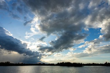 Yağmurlu fırtına bulutları. Doğa Ortamı Büyük kara bulut kara fırtına bulutu