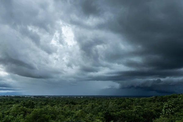 Gewitterwolken Mit Regen Natur Umwelt Dunkle Riesige Wolke Himmel Schwarz — Stockfoto