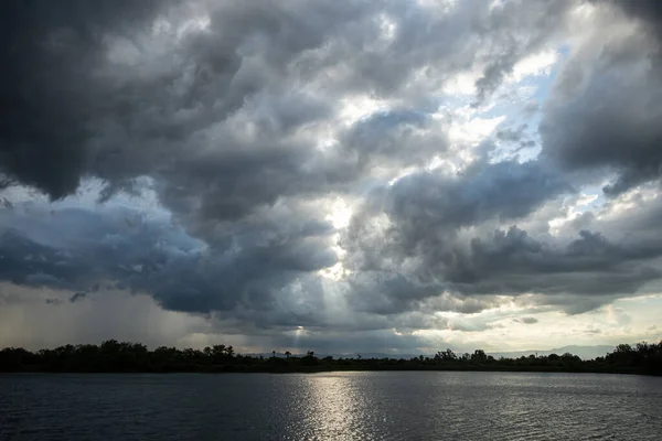 Gewitterwolken Mit Regen Natur Umwelt Dunkle Riesige Wolke Himmel Schwarz — Stockfoto