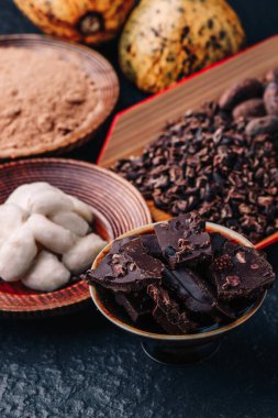 Tahta bir yüzeyde kakao çekirdeği ve kakao kabuğu..