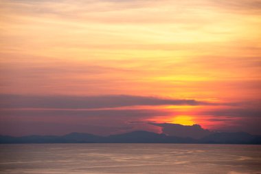 Gün batımında bulutlu renkli dramatik gökyüzü