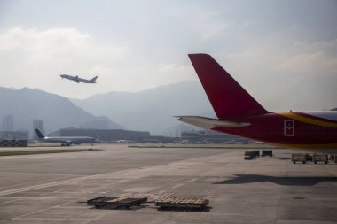 Akşam vakti gökyüzünü görmek için uçak penceresinden bak.