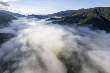 Tayland 'ın kuzeyindeki Dağ Katmanı ile Sabah Buğusu Manzarası. Kırsal orman ormanlarında dağ sırtı ve bulutlar