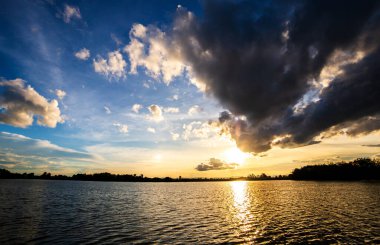 Gün batımında bulutlu renkli dramatik gökyüzü