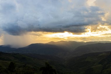 Yağmurlu fırtına bulutları. Doğa Ortamı Büyük kara bulut kara fırtına bulutu