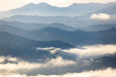 Tayland 'ın kuzeyindeki Dağ Katmanı ile Sabah Buğusu Manzarası. Kırsal orman ormanlarında dağ sırtı ve bulutlar