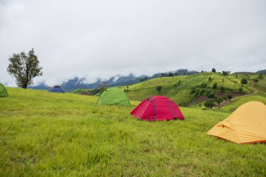 Dağlarda kamp yapan turist çadırı