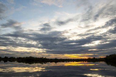 Gün batımında bulutlu renkli dramatik gökyüzü