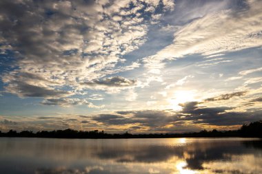 Gün batımında bulutlu renkli dramatik gökyüzü