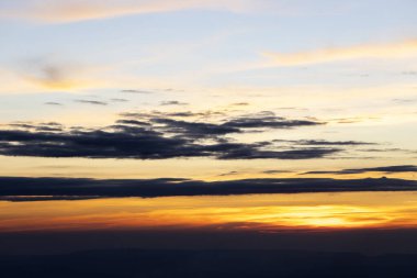 Gün batımında bulutlu renkli dramatik gökyüzü