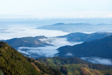 Tayland 'ın kuzeyindeki Dağ Katmanı ile Sabah Buğusu manzarası. Kırsal çalılıklarda dağ sırtı ve bulutlar