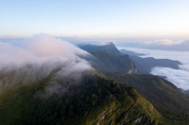 Tayland 'ın kuzeyindeki Dağ Katmanı ile Sabah Buğusu manzarası. Kırsal çalılıklarda dağ sırtı ve bulutlar