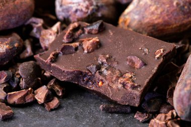 Tahta bir yüzeyde kakao çekirdeği ve kakao kabuğu..