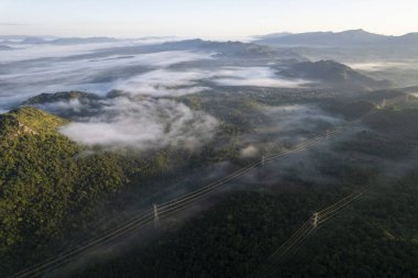 Tayland 'ın kuzeyindeki Dağ Katmanı ile Sabah Buğusu manzarası. Kırsal çalılıklarda dağ sırtı ve bulutlar