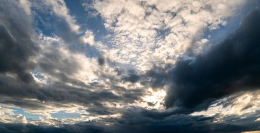 Gün batımında bulutlu renkli dramatik gökyüzü