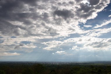 Gün batımında bulutlu renkli dramatik gökyüzü.