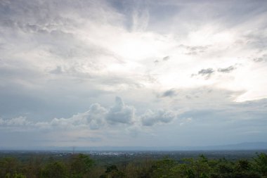 Gün batımında bulutlu renkli dramatik gökyüzü.