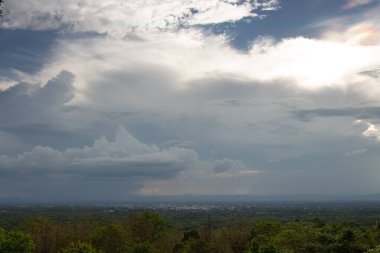 Gün batımında bulutlu renkli dramatik gökyüzü.