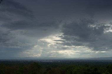 Gün batımında bulutlu renkli dramatik gökyüzü.