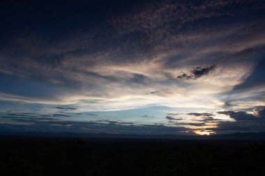 Gün batımında bulutlu renkli dramatik gökyüzü.