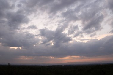 Gün batımında bulutlu renkli dramatik gökyüzü.