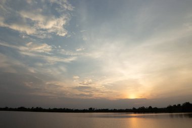 Gün batımında bulutlu renkli dramatik gökyüzü.