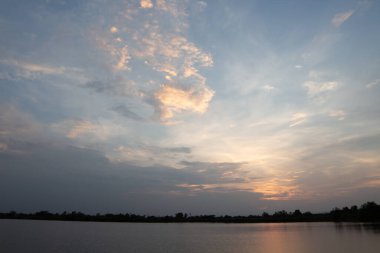Gün batımında bulutlu renkli dramatik gökyüzü.