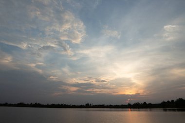 Gün batımında bulutlu renkli dramatik gökyüzü.