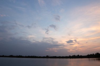Gün batımında bulutlu renkli dramatik gökyüzü.