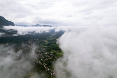 Dağ Katmanıyla Sabah Buğusu Manzarası