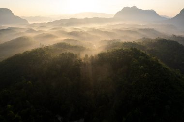 Sabah Sisi ve Dağların Katmanlarıyla Bakış Alanı