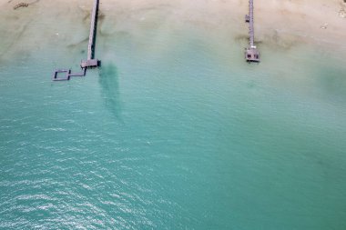 Mavi gökyüzü olan tropik plaj Koh Kood veya Koh Kut Tayland.