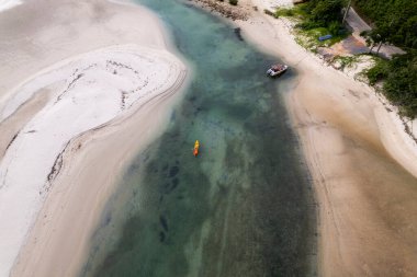 Mavi gökyüzü olan tropik plaj Koh Kood veya Koh Kut Tayland.
