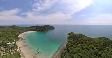 Mavi gökyüzü olan tropik plaj Koh Kood veya Koh Kut Tayland.